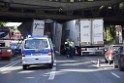 LKW blieb unter Bruecke haengen Koeln Ehrenfeld Innere Kanalstr Hornstr P139